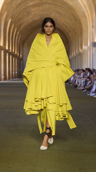 cyudKsNbySNY6wPHMpGfUU-320-80 أهم الاتجاهات من عرض Jacquemus Spring/Summer 2026