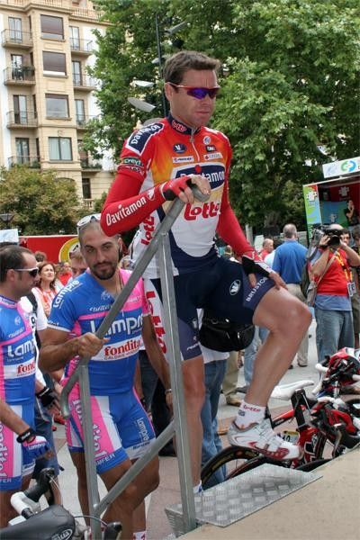Cadel Evans (Davitamon Lotto) heads to sign on
