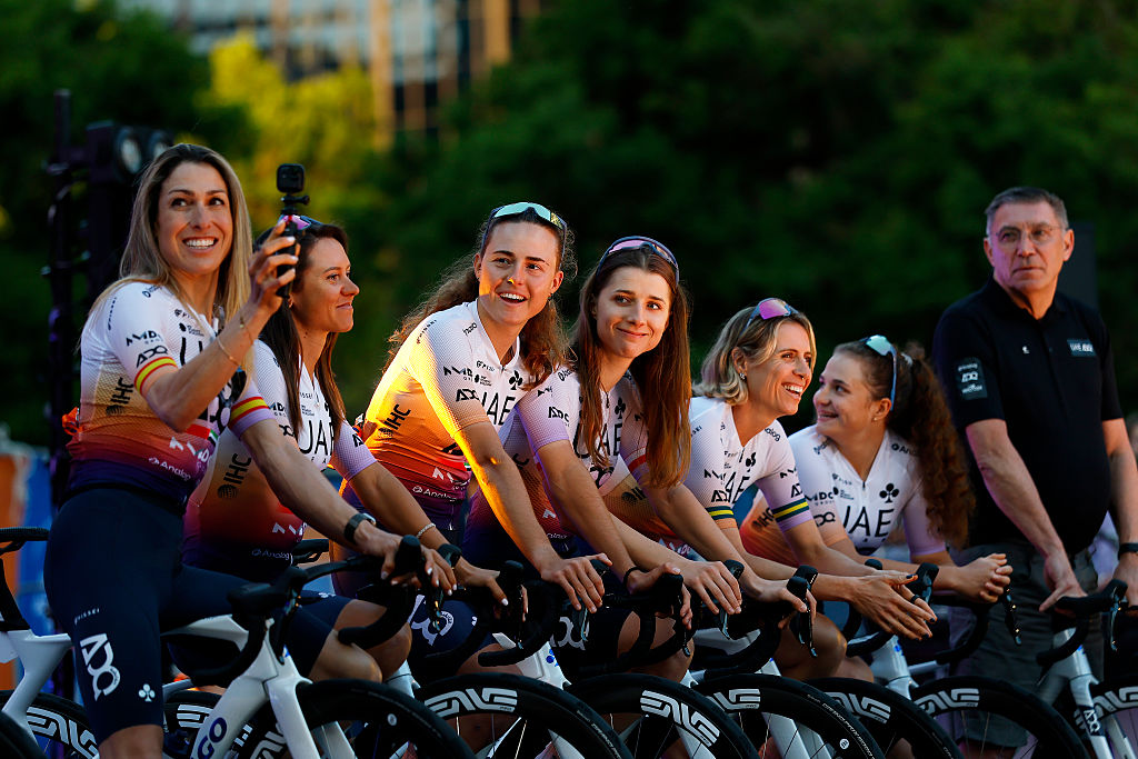 Adelaida, Australia - 16 de enero: Paula Blasi de España y el equipo Adq de los Emiratos Árabes Unidos durante el 26º Santos Tour Down Under 2026, presentación del equipo el 16 de enero de 2026 en Adelaida, Australia. (Foto de con chronis/getty images)