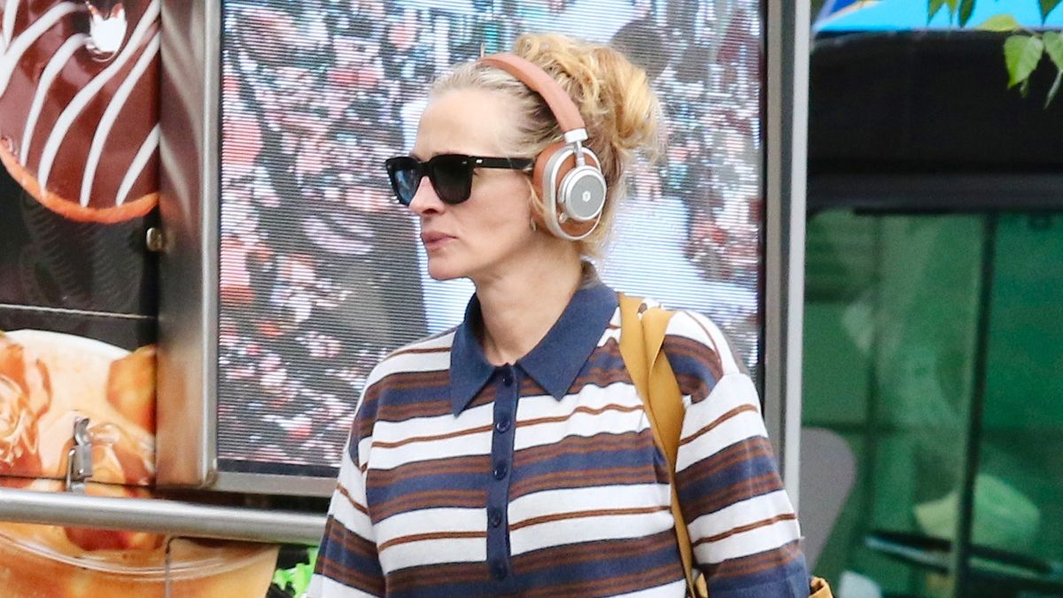 How to Look More 2026 in Jeans and Ballet Flats This Fall: Wear This Shirt Trend