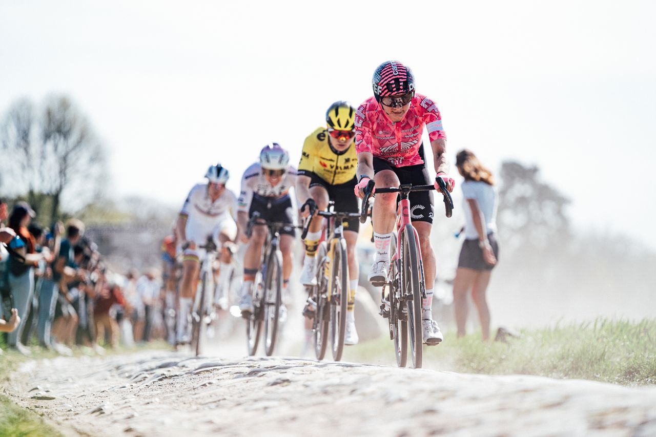 Letizia Borghesi leads the group of favourites over the cobbles at Paris-Roubaix Femmes