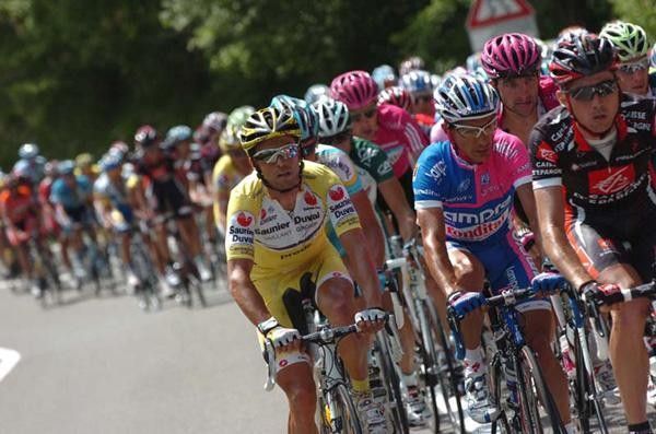 Gilberto Simoni (Saunier Duval-Prodir) rides along.
