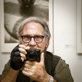 Larry Fink holding a camera