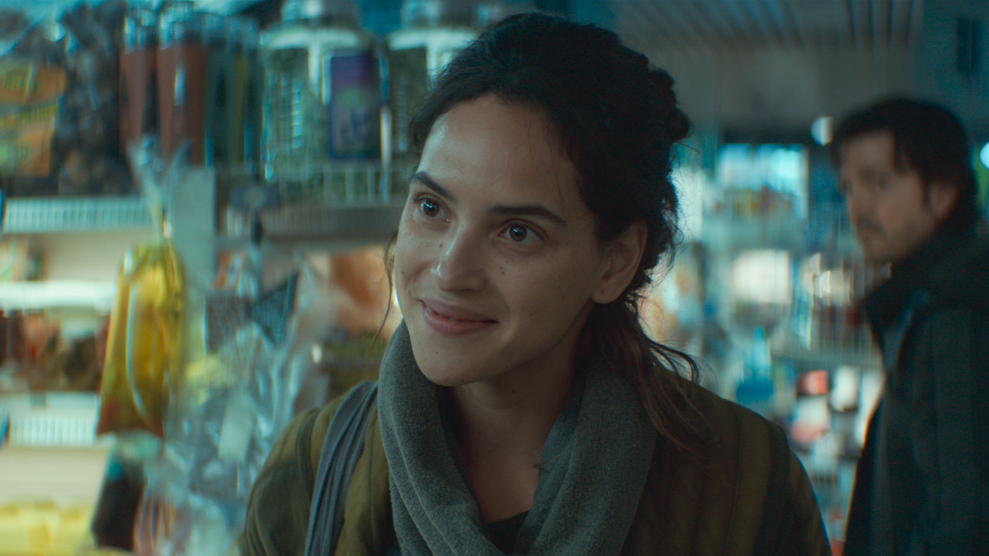 Bix Caleen (Adria Arjona) speaks to a store proprietor on Andor.