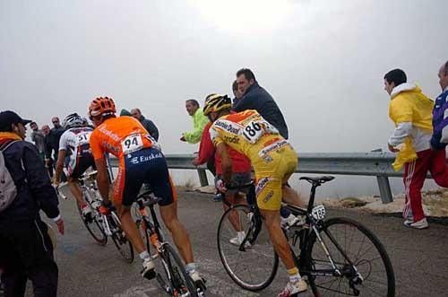Alejandro Valverde (Caisse d'Epargne-Illes Balears) leads Anton and Piepoli.