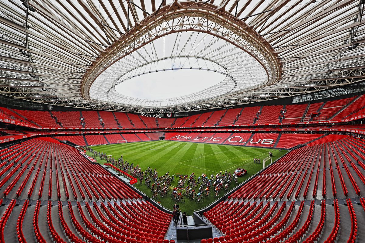 The peloton tackles a lap of the pitch (!) at San Mam&eacute;s stadium in Bilbao