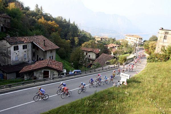 Bettini heads the field as the Madonna del Ghisallo starts