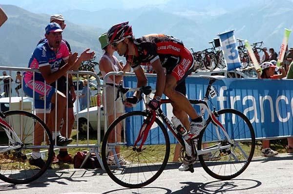 Alejandro Valverde (Caisse d'Epargne) out of the saddle in the final part of the race.