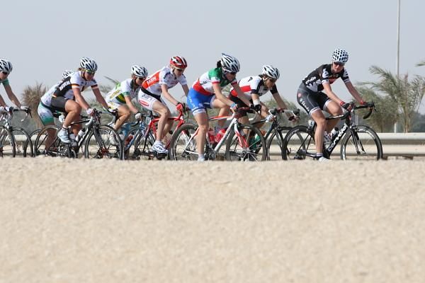 The bunch in pursuit of Lindberg, including Italian champion Monia Baccaille (Italy).