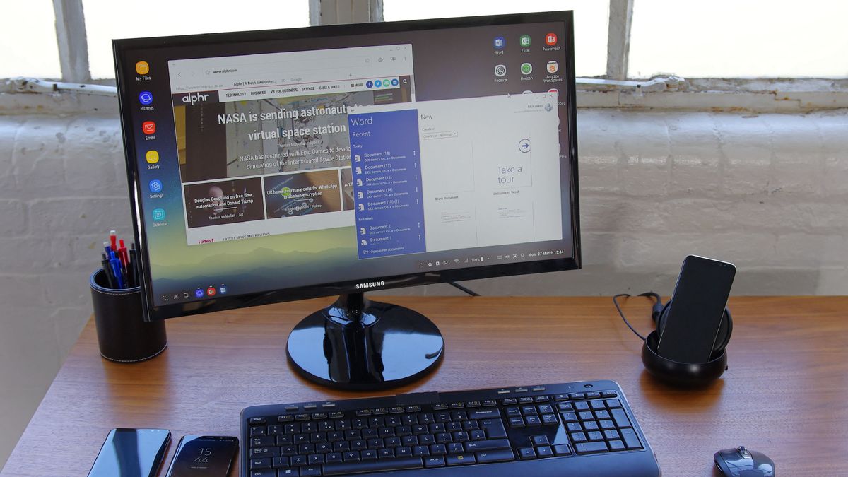 samsung dex desktop experience displaying on monitor with keyboard