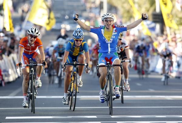 Giorgia Bronzini (Italy) beats Marianne Vos (Netherlands) and Emma Johansson (Sweden) to take the world title in Geelong.