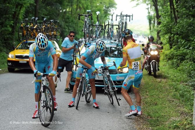 Race leader Kevin Seeldraeyers (Astana) is assisted by his team after a crash