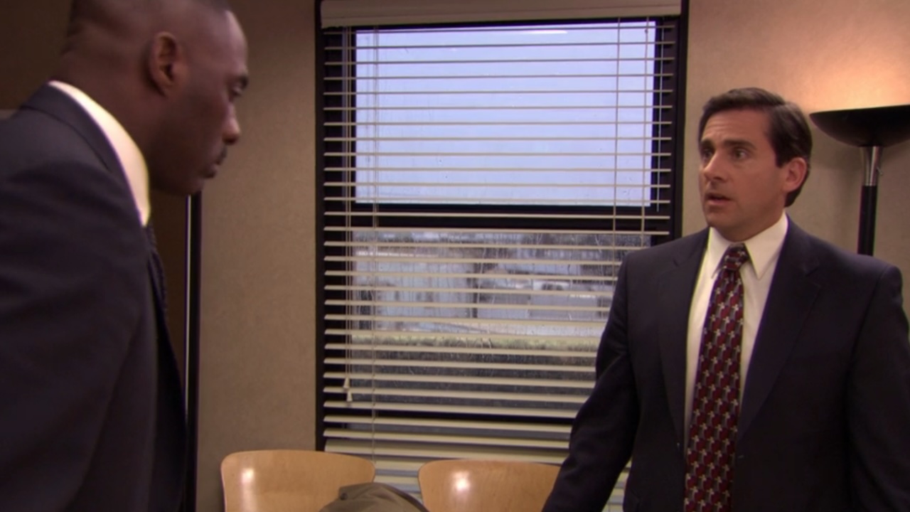 Michael mira a Charles en la oficina.