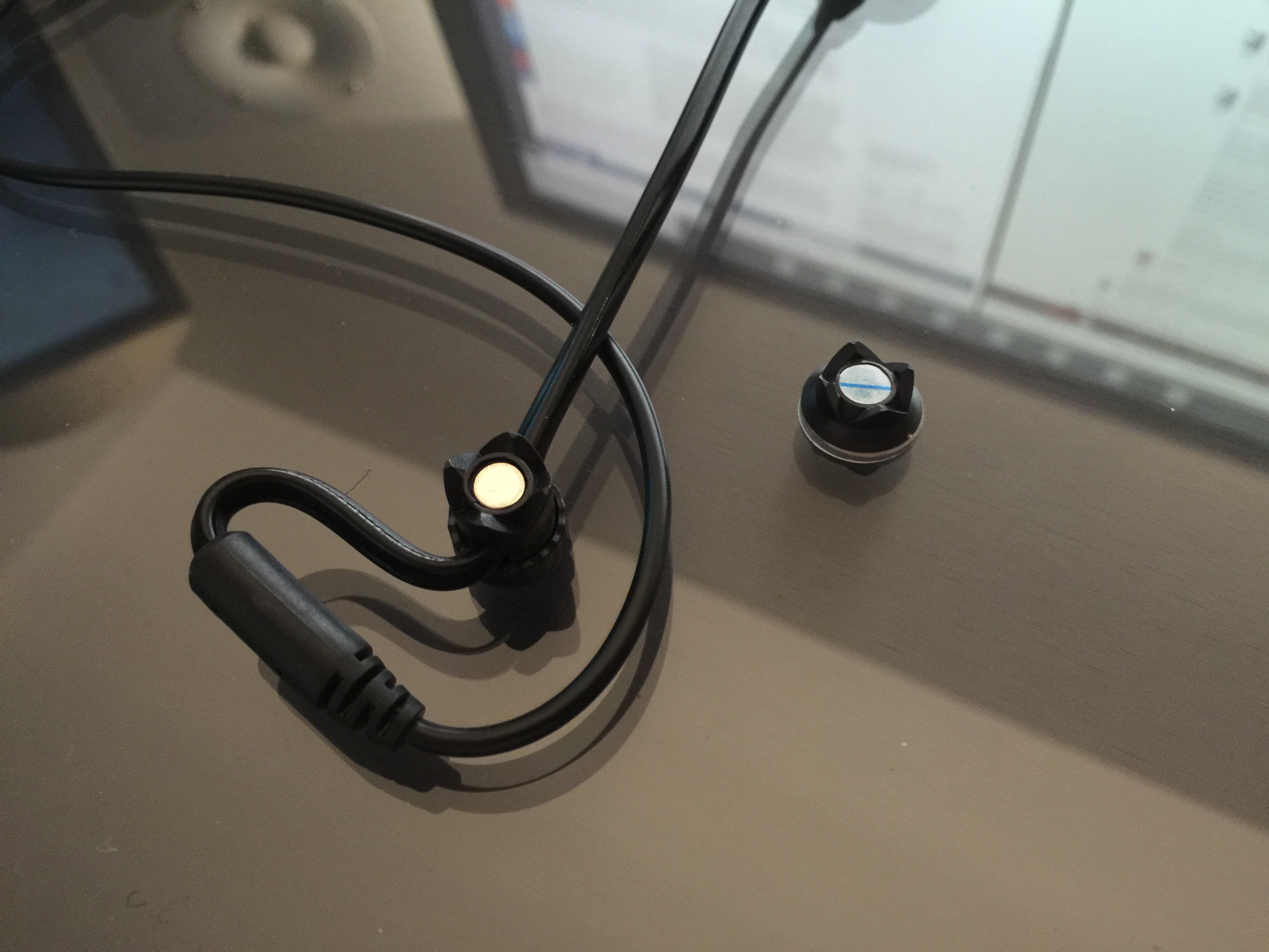 Adjustable magnetic attachment. Comes with 2 nubs.