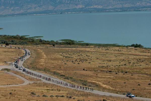 The peloton gets strung out.