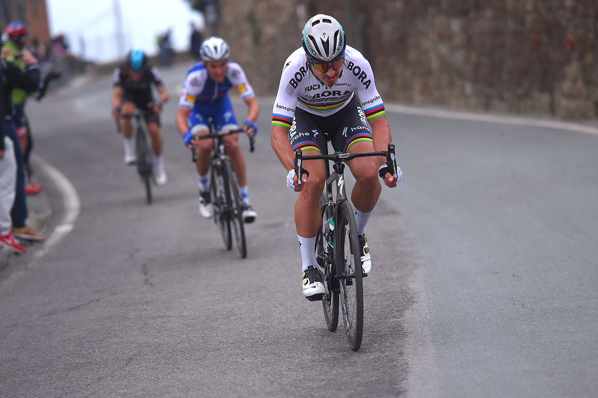 Juilan Alaphilippe jumps across to Sagan with Kwiatkowski not far behind