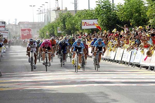 Alessandro Petacchi (Milram) leads the sprint with the help of Zabel.