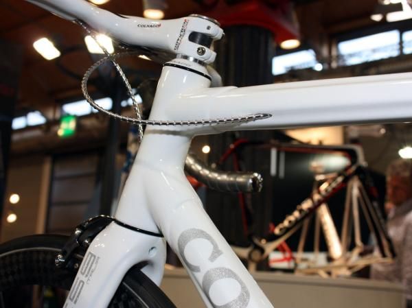 The head tube lug houses a tapered carbon steerer tube.