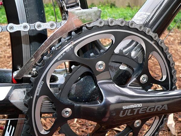 Stainless steel guards on the down tube and chainstay protect the frame from damage in the event of a dropped chain.