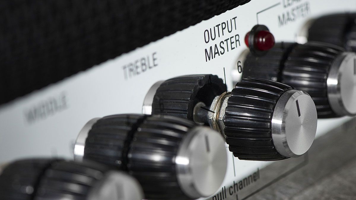 Push/pull switches on the output and gain knobs change the channel and activate the clean's rhythm clip mode, respectively