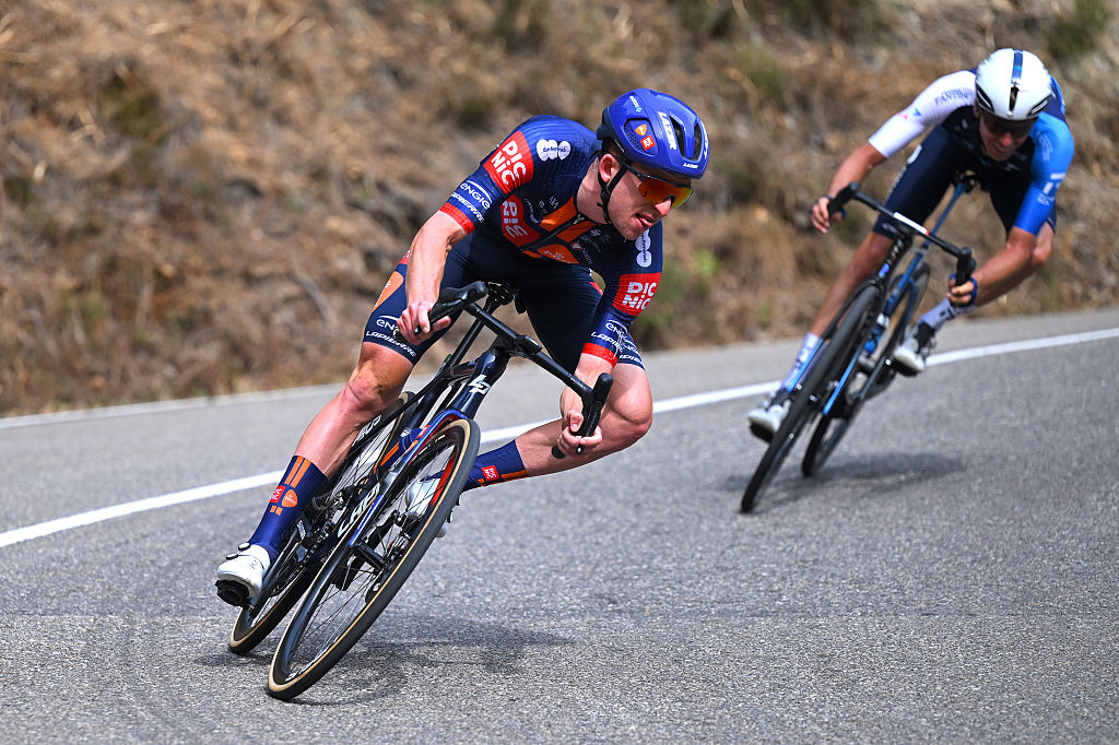 Vuelta a España 2025: Kevin Vermaerke, todavía con su antiguo equipo, durante un descanso