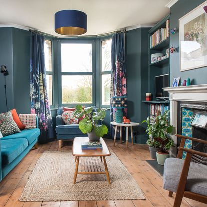 blue living rom with bay window