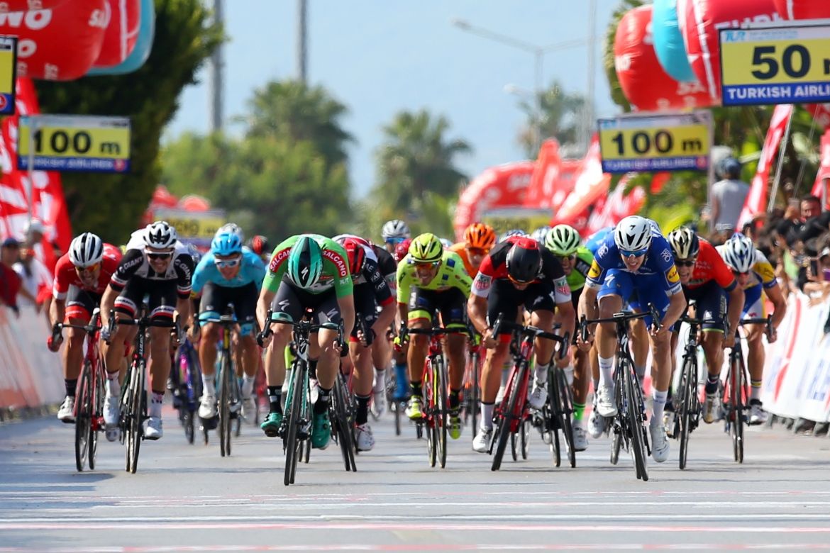 Sam Bennett beats Hodeg to the line