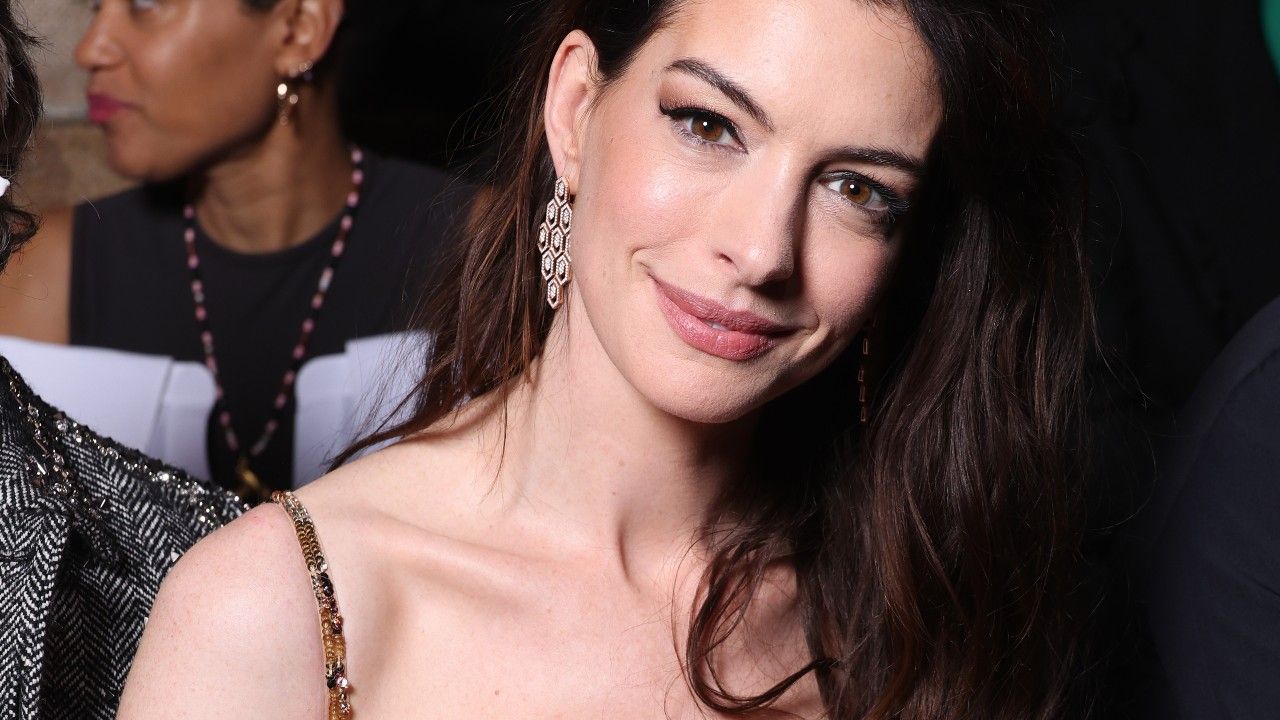 Anne Hathaway attends the Valentino Haute Couture Spring Summer 2023 show as part of Paris Fashion Week on January 25, 2023 in Paris, France