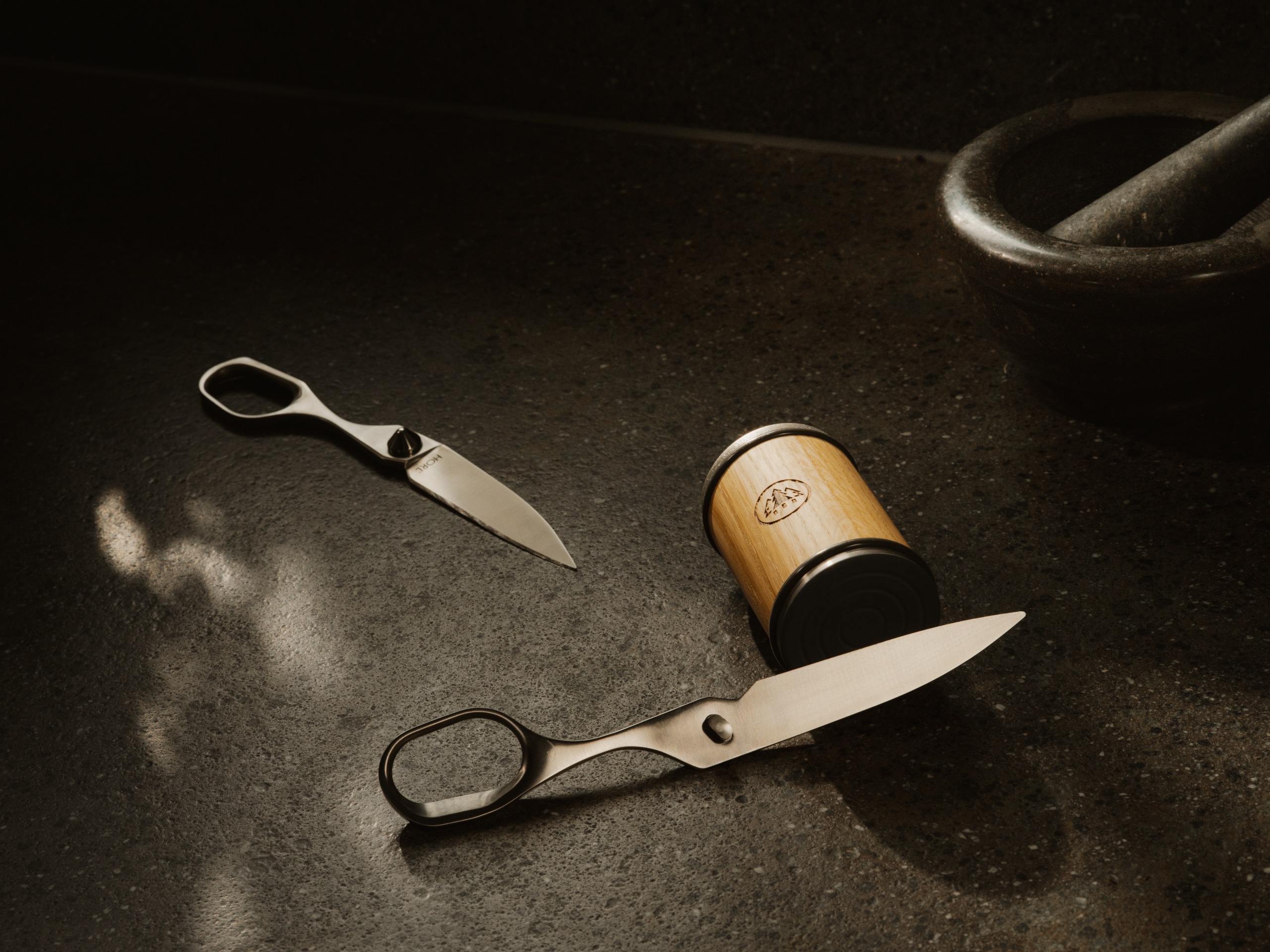The scissors can be easily split in two for sharpening