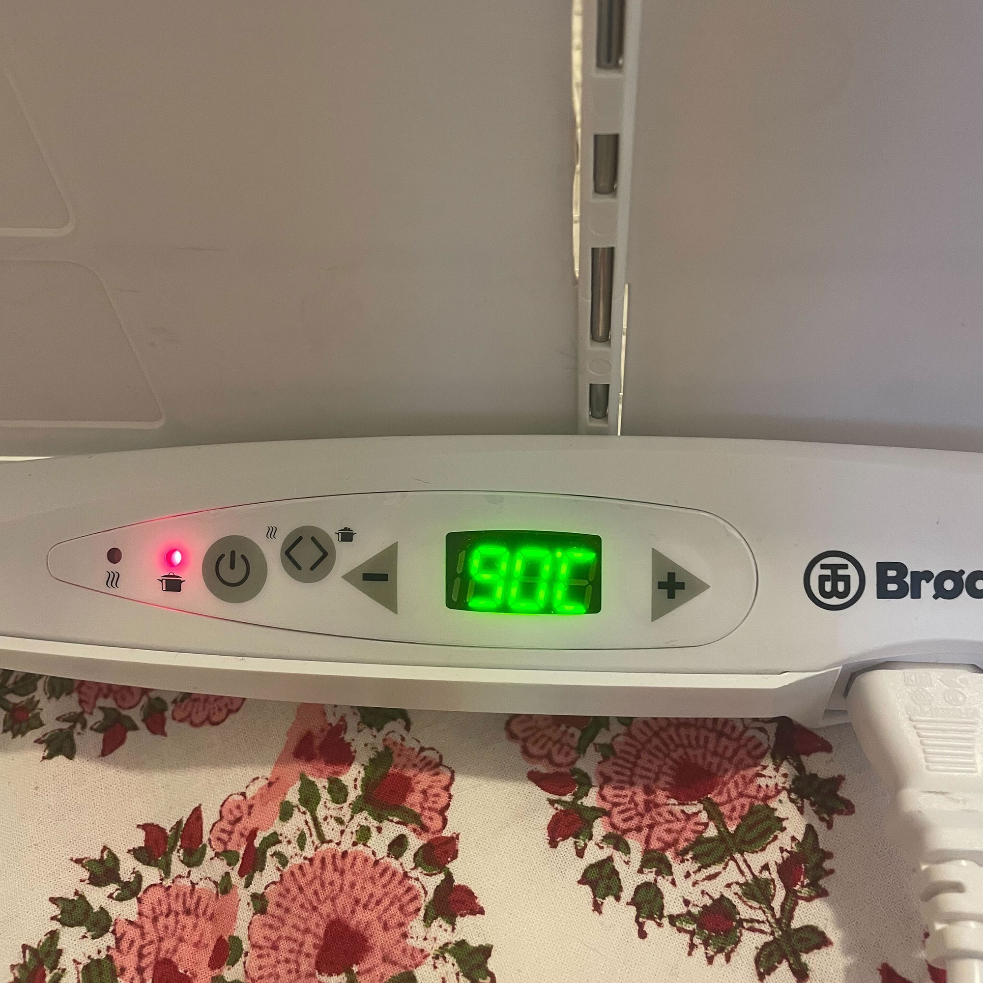 Close up of Brod &amp;amp; Taylor Folding Proofer set to 90&amp;ordm;C on Slow Cooker mode