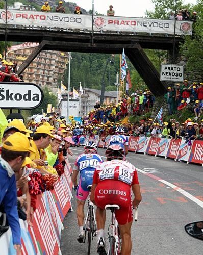 Damiano Cunego (Lampre) and Ama&euml;l Moinard (Cofidis) approach the outskirts of the Prato Nevoso ski station.