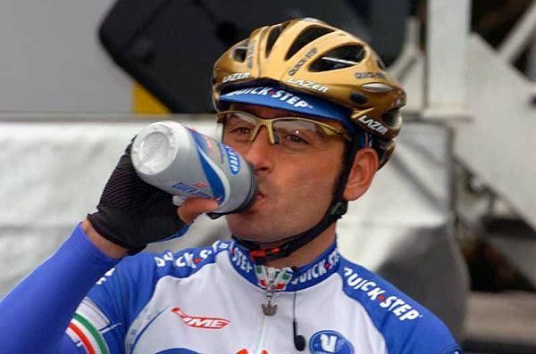 Paolo Bettini grabs a pre-race drink