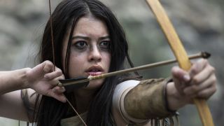 Amber Midthunder's Naru draws her bowstring, with arrow prepared to loose, in Predator prequel movie Prey