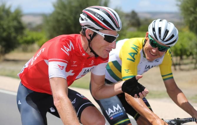 Martin Elmiger and Heinrich Haussler chat in the bunch