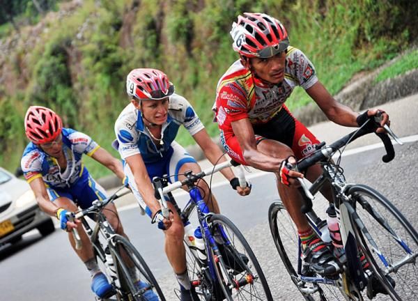 Wilson Zambrano (Formesan - Panachi) leads the break.