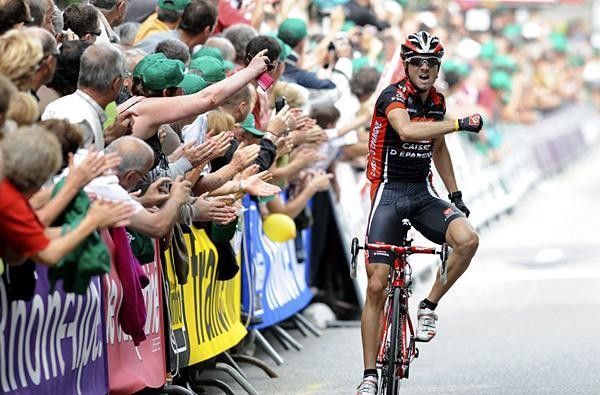 Spain's Alejandro Valverde (Caisse d'Epargne) takes the win.