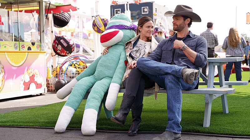 Odette Annable as Geri Broussard and Jared Padalecki as Cordell Walker sitting at a carnival in Walker