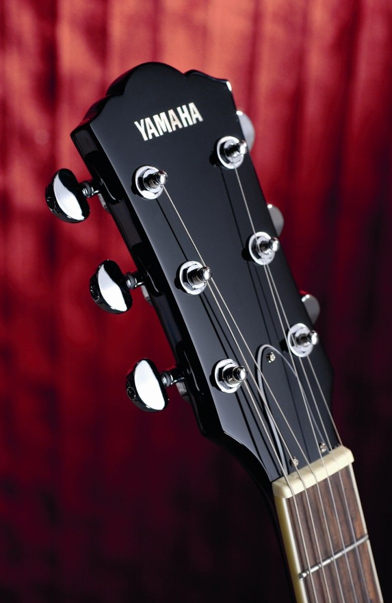 Kidney button Grover tuners are featured.