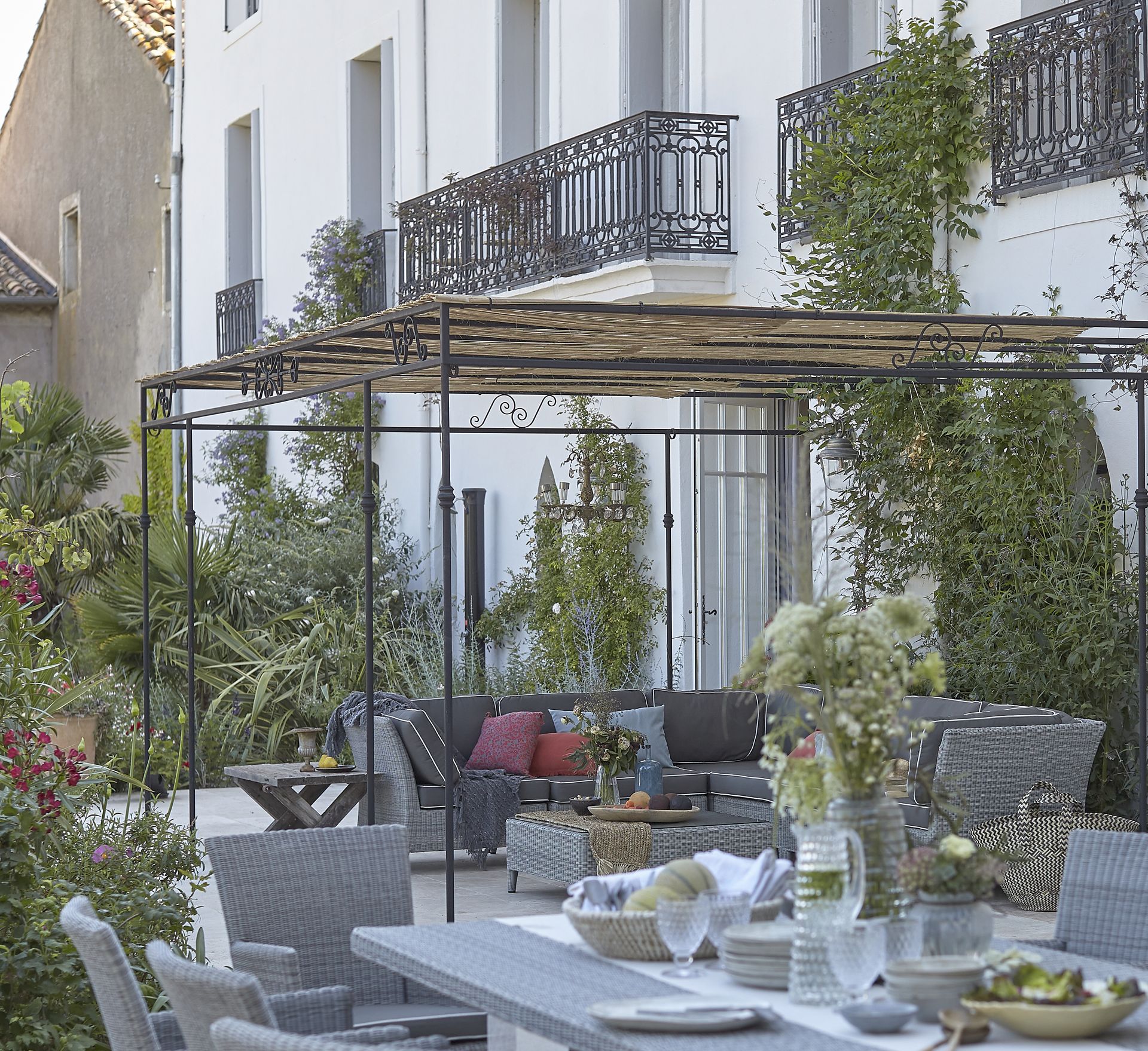 Outdoor entertaining - garden dining