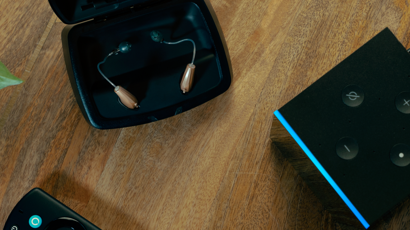 Amazon Fire TV Cube y audífono Starkey