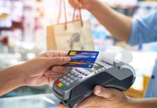 Paying contactless with credit card on a card machine