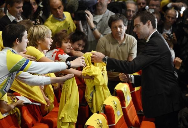Cadel Evans signs autographs