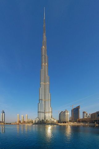 Famous buildings: Burj Khalifa in Dubai