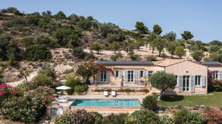 Villa in Sicily with a pool and garden.