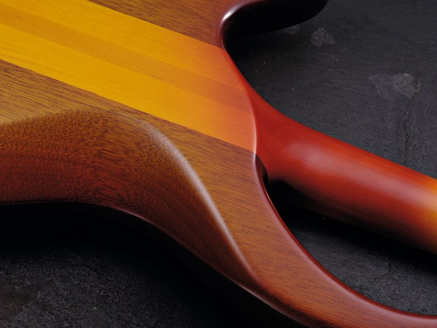 The bass's fine lines are distinctive and ergonomic.