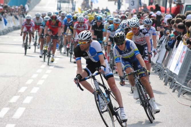 Laurens Ten Dam (Blanco) leads the peloton