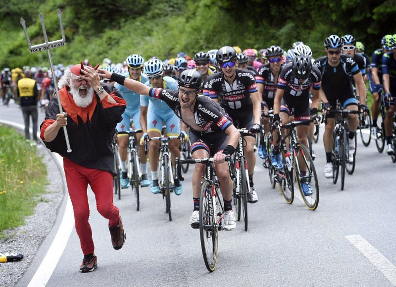 Didi the Devil gets more than he bargained for from Johannes Fr&ouml;hlinger (Giant-Alpecin)