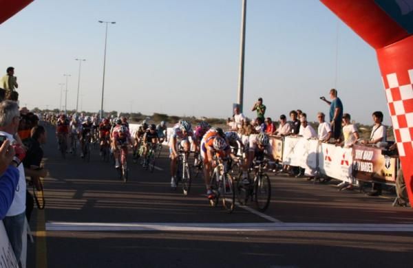 Theo Bos (Rabobank) beats Mark Cavendish (HTC-Highroad) by a few inches