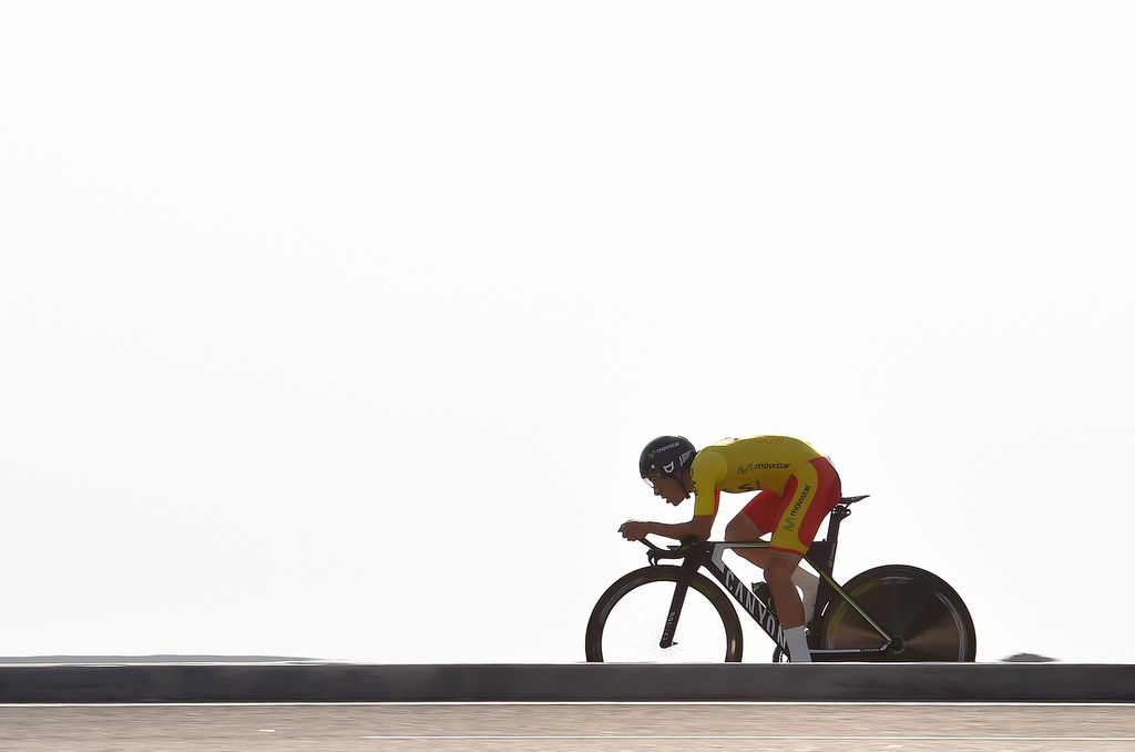 Jonathan Castroviejo (Spain) riding through the desert