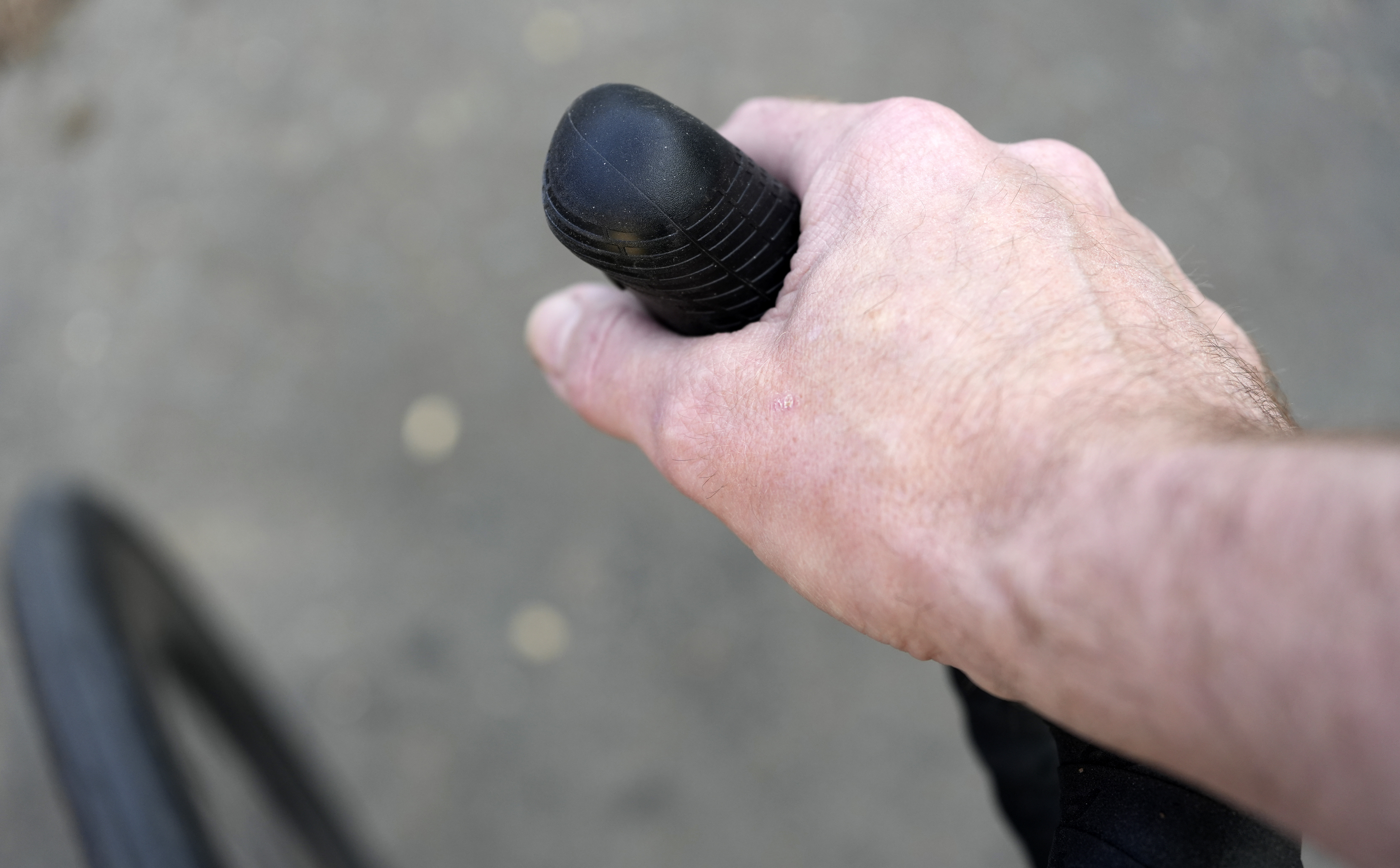 Hand on Super Record 13 shifter showing curvature of hoods